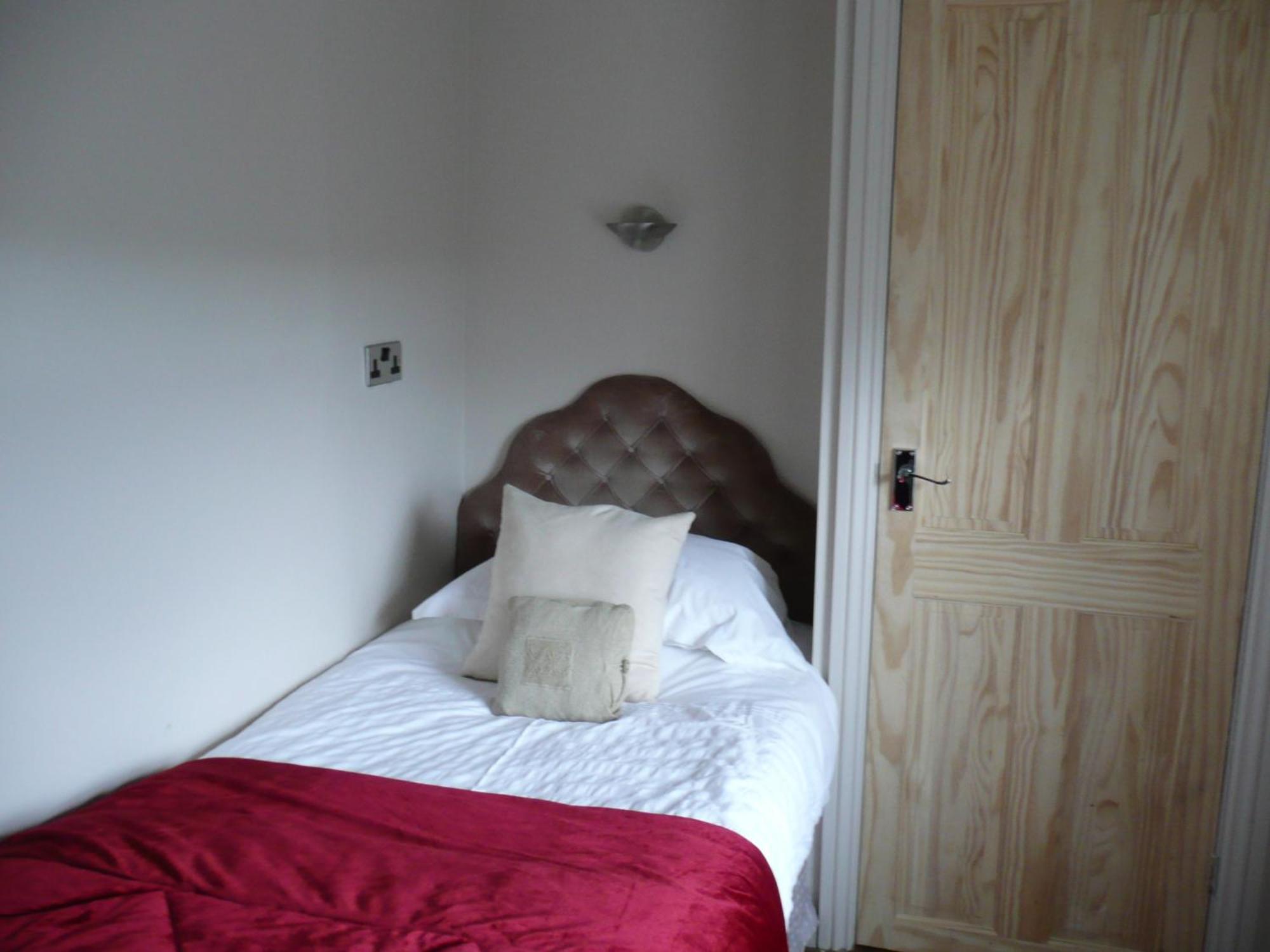 Hollybush Inn Greenhaugh Номер фото