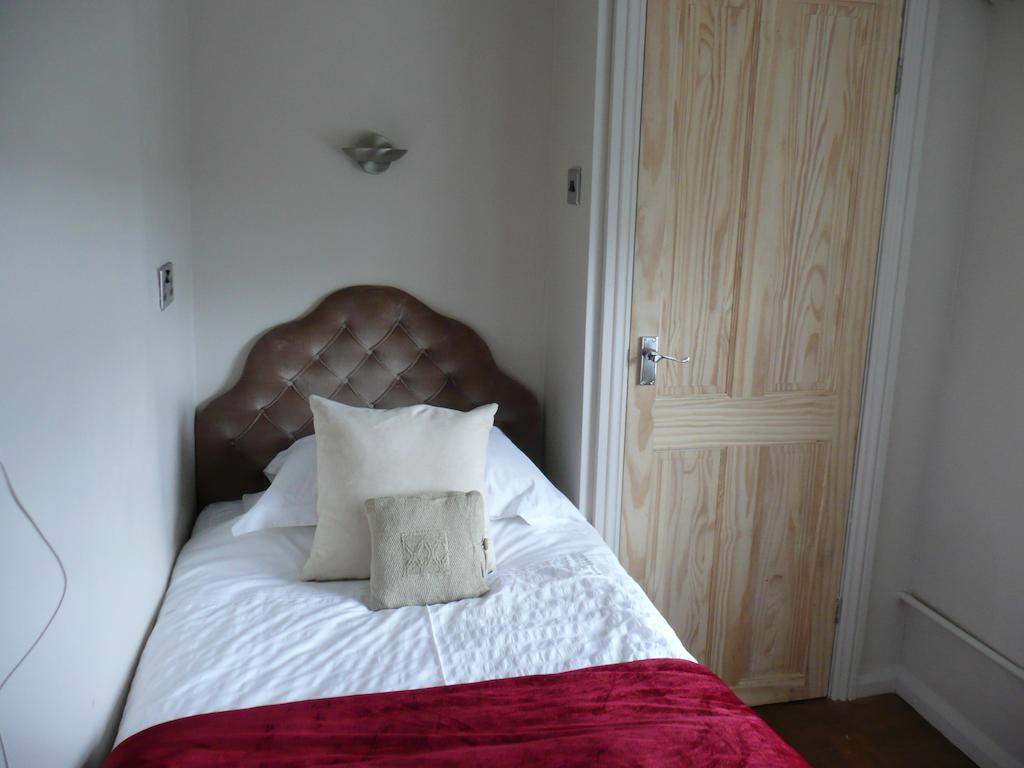 Hollybush Inn Greenhaugh Номер фото